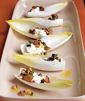 Endive With Ricotta, Almonds, and Raisins|Impress your guests with these elegant hors d’oeuvres. They’ll never know they only take 10 minutes to make! Try more quick recipes with ricotta: Mini Christmas Desserts, Endive Appetizers, Quick Party Appetizers, Salad Coleslaw, Thanksgiving Appetizers Easy, Raisin Recipes, Salad Pasta, Quick And Easy Appetizers, Party Appetizers Easy