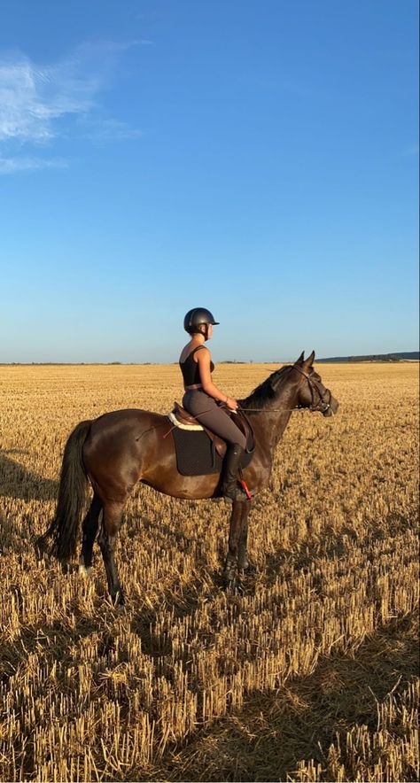 Countryside Life Aesthetic, Horse Rider Aesthetic, Horseback Riding Aesthetic, Equitation Aesthetic, Girl Riding Horse Aesthetic, Horse Riding Aesthetic, Horsey Life, Horse Riding Outfit, Cute Horse Pictures