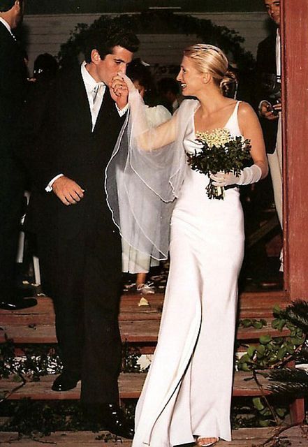 john f. kennedy jr. & carolyn bessette} Carolyn Bessette Wedding, Carolyn Bessette, Celebrity Bride, Celebrity Wedding Dresses, Jfk Jr, Vogue Wedding, Bohol, Famous Couples, Wedding Dress Trends