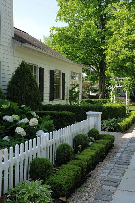 15 Small Front Yard Landscaping Ideas: Transform Your Space with Lush Greenery – Everyday Inspo Colonial House Landscaping, Private Front Yard, Colonial Landscaping, Cottage Front Yard, Small Front Yard Landscaping Ideas, Small English Garden, Cottage Landscaping, Landscaping Entrance, Adding Curb Appeal