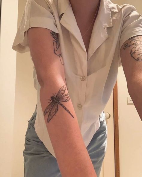 Dragonfly Tattoos Ideas, Dragonfly Bicep Tattoo, Dragonfly Forearm Tattoo, Tattoo Shading, Funky Tattoos, Summer Tattoo, Bicep Tattoo, Dragonfly Tattoo, Cover Up Tattoos