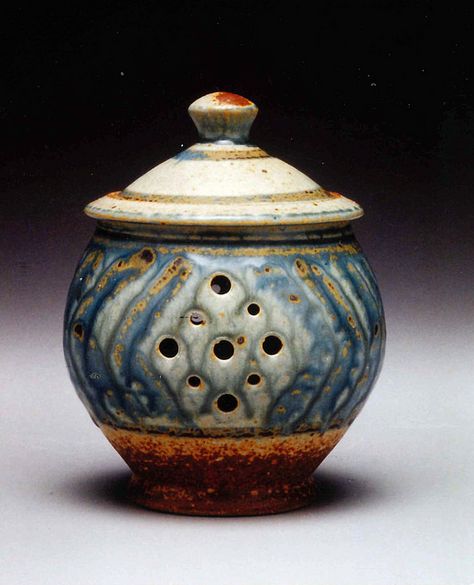 Brad Tucker Garlic Jar Garlic Keeper Pottery, Lidded Jars Pottery, Kitchen Ceramics, Kitchen Pottery, Garlic Keeper, Garlic Jar, Garlic Grater, Pottery Jars, Pottery Kit