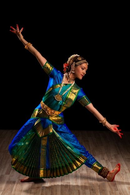 Bharatnatyam Costume, Human Composition, Bharatnatyam Dance, Dance Pic, Bharatanatyam Costume, Bharatanatyam Dancer, Indian Classical Dancer, Dance Forms, Bharatanatyam Poses