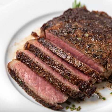 Nugget Markets Pan-Seared Beef Ribeye Recipe Crusted Steak, Rib Eye Recipes, London Broil Recipes, Crostini Recipes, Goat Cheese Recipes, Fingerfood Party, Alain Ducasse, Red Wine Sauce, Seared Steak