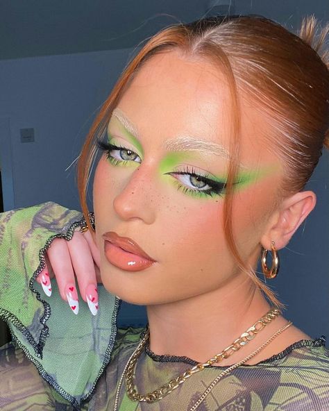 Bleached Brows, Everyday Eyeshadow, Smudged Eyeliner, Vibrant Makeup, Inspo Makeup, Rave Makeup, Rainbow Makeup, Green Makeup, Graphic Ideas