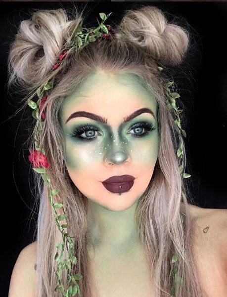 Halloween makeup doesn't have to be scary. We love this pretty green look because it could work for a fairy costume or for poison ivy. Horror Smink, Nem Halloween Makeup, Corpse Bride Makeup, Ghost Makeup, Makeup Zombie, Makeup Clown, Halloween Makeup Look, Fantasy Make-up, Halloween Make-up Looks