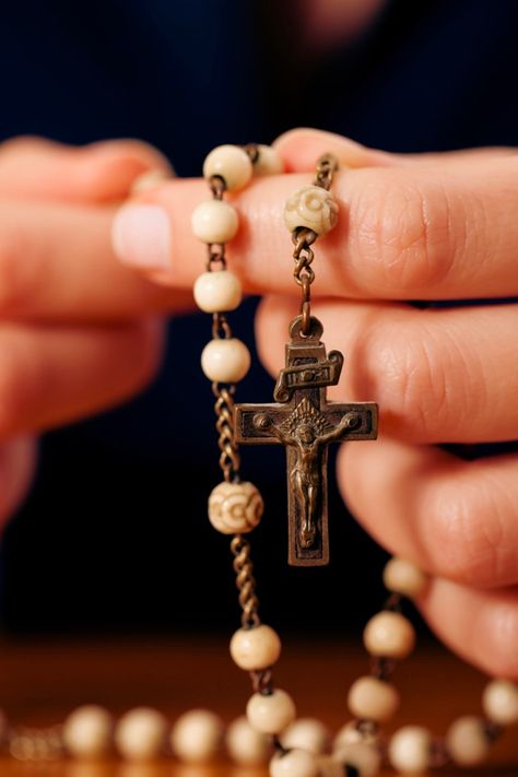 Mujer rezando con rosario a dios Foto Pr... | Premium Photo #Freepik #photo #personas #mano #mujer #manos Catholic Education, Praying The Rosary, Catholic Priest, Holy Rosary, The Rosary, Catholic Quotes, Roman Catholic Church, Eucharist, Catholic Prayers