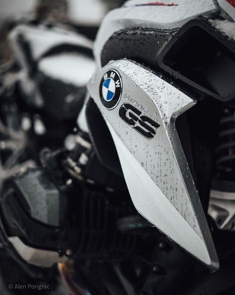 GS Riders United on Instagram: “BMW R1200GS ➖➖➖ Follow: @alen.pongrac ➖➖➖ #BMW #BMWmotorrad #BmwGS #R1200GS #R1200GSA #R1250GS #R1250GSA #F800GS #F800GSA #F850GS #F850GSA…” Bmw Gs310 Wallpaper, Gs 1200 Bmw, Moto Wallpapers, Bmw R1200rt, Bike Bmw, Bmw Girl, R Wallpaper, Motorcycle Wallpaper, Biker Quotes