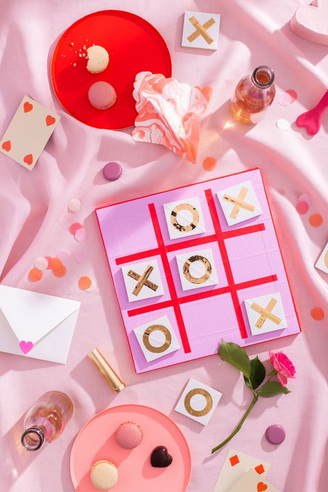 Celebrate LOVE with XOXO❣A Tic-Tac-Toe board perfect for a sweet game with your Valentine. See full tutorial on duckbrand.com. @theduckbrand Colorful Studio, Valentines Baking, Valentine Photo Shoot, Valentines Day Food, Design Presentation, Duck Tape, Valentine Photography, My Funny Valentine, Valentine Photo