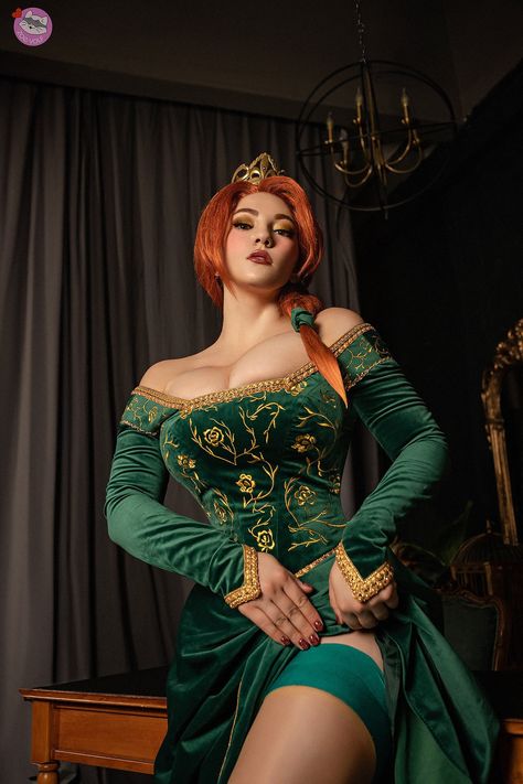 Fiona Cosplay, Triss Cosplay, Fiona Costume, Dark Disney Princess, Fiona Shrek, Princess Fiona, Medieval Woman, Curvy Model, Medieval Clothing