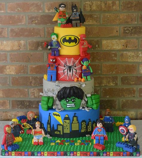 Lego Superheroes Cake Más Lego Superhero Cake, Marvel Birthday Cake, Lego Batman Birthday, Lego Superheroes, Lego Birthday Cake, Marvel Cake, Superhero Birthday Cake, 5th Birthday Cake, Harry Birthday