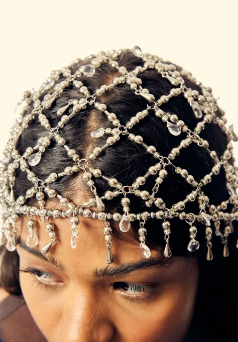 Hair Jewelry Aesthetic, Shoulder Jewelry Diy, Beaded Head Piece, Rhinestone Braids, Headpiece Outfit, Chainmail Headpiece, Head Piece Fashion, Crochet Head Piece, Jeweled Headpiece