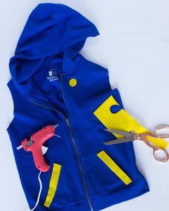 Here's How to Recreate Ash Ketchum's Outfit from Pokémon Ash Pokemon Costume, Ash From Pokemon, Pokemon Costumes Diy, Ash Ketchum Costume, Pokemon Trainer Costume, Ash Costume, Decoration Ideas For Halloween, Pokemon Halloween Costume, Sew Halloween Costume