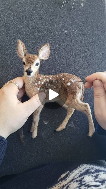 Needle Felted Deer, Felt Pets, Needle Felting Diy Tutorials, Felted Deer, Maureen Johnson, Felt Animal Pattern, Felting Animals, Needle Felting Tutorial, Felt Animal Patterns