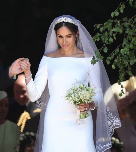 Meghan Markle's Royal Wedding Bouquet Is Surprisingly Similar to Kate's- HarpersBAZAAR.com Royal Wedding Bouquet, Meghan Markle Wedding Dress, Wedding Dress Veil, Meghan Markle Wedding, Semi Formal Wedding, Prinz Harry, Christian Wedding, Royal Weddings, Wedding Flower Arrangements