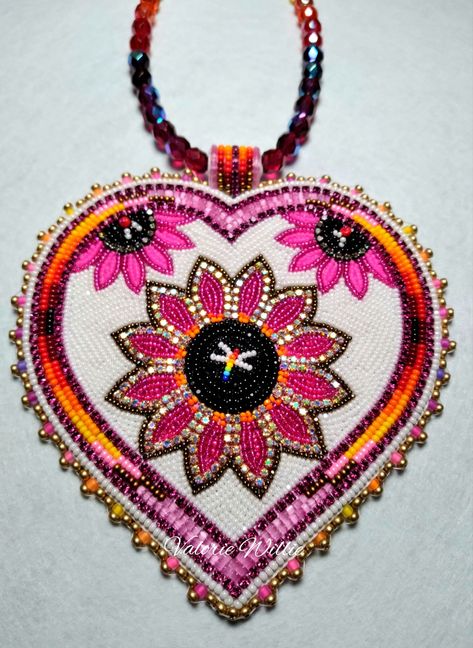 A Pink Sunflower Medallion 😍 Native Beadwork Medallion, Beaded Medallion Patterns, Powwow Outfits, Indigenous Style, Floral Beadwork, Beaded Medallion, Native American Beadwork Patterns, Native Beading, Native Beading Patterns