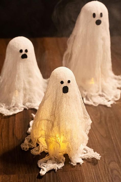 This cheesecloth ghost is SO COOL! It's such a fun and spooky craft for fall and Halloween, and both kids and adults will love how easy these cheesecloth ghosts are to make. And all you need is cheesecloth, glue, and felt! Ghost Leaf Craft, Halloween Ghost Centerpiece, Ghost Out Of Cheese Cloth, Diy Modge Podge Ghosts, Ghost Balloons Diy, Tissue Paper Ghost Craft, How To Make Cheesecloth Ghosts, Make Ghosts For Halloween, 3d Ghost Craft