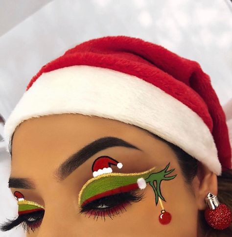 Grinch Christmas Makeup, Grinch Eyeshadow Looks, Grinch Makeup Looks Eyeshadow, Grinch Makeup Eyeshadow, Grinch Eyeliner, Christmas Eyeshadow Looks Step By Step, Grinch Eye Makeup, Cute Grinch Makeup, Christmas Eyeshadow Ideas