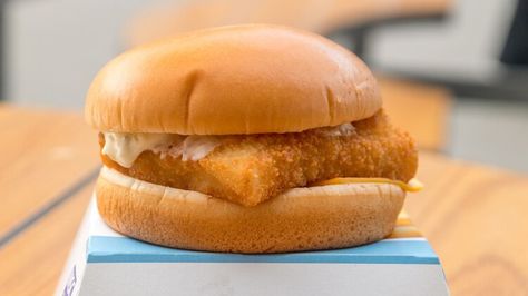 11 Facts About McDonald's Filet-O-Fish That Are Finally Out In The Open Filet O Fish, Fish Sandwich Recipes, Fish Patties, Crispy Chicken Burgers, Mcdonald Menu, Tomato Pasta Recipe, Seasoned Fries, Double Cheeseburger, Fish Sandwich