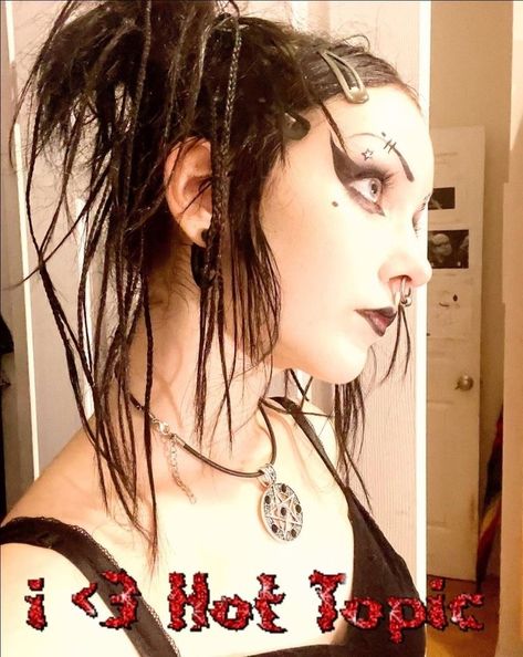 Mall Goth Hair, Mall Goth Makeup, Metal Hairstyles, 90s Mall Goth, Chicas Punk Rock, 2000s Goth, Kei Visual, 90s Goth, Goth Hair