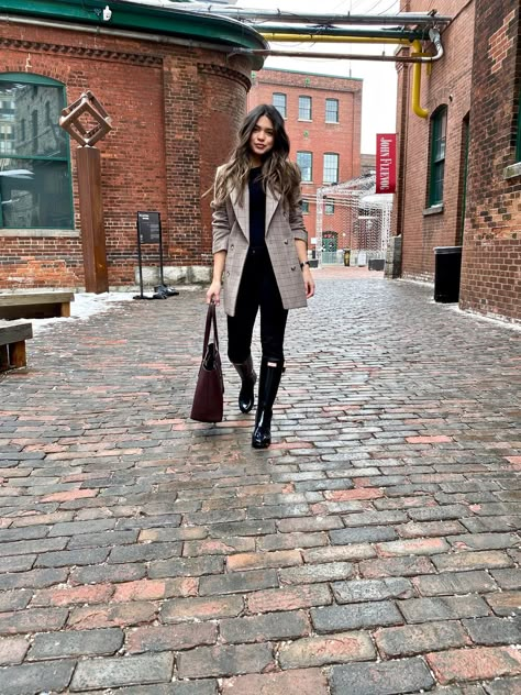 Hunter Wellies Outfit, Samantha Guerrero, Wellies Outfit, Outfit Formal Mujer, Rain Boot Outfit, Hunter Boots Outfit, Outfit Botas, Winter Boots Outfits, Look Office