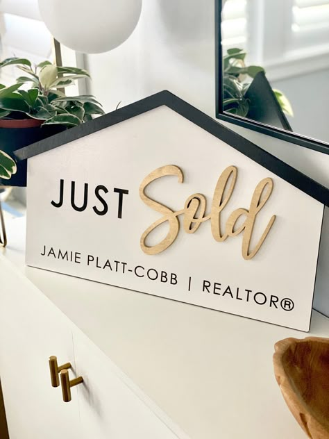 I Love My Realtor Sign, Sold Is My Favorite Four Letter Word, Realtor Outfits, Real Estate Vision Board, Realtor Signs, Vision Bored, Luxury Real Estate Agent, Real Estate Advertising, Real Estate Agent Marketing