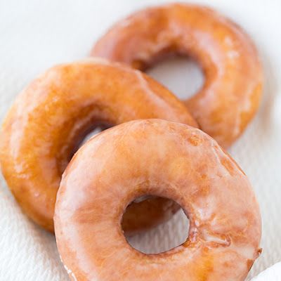 Crispy Creme Doughnuts @keyingredient Copycat Krispy Kreme, Krispy Kreme Donuts, Krispy Kreme Doughnut, Glazed Doughnuts, Doughnut Recipe, Krispy Kreme, Cooking Classy, Think Food, Cat Recipes