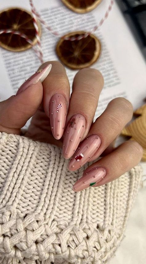 The latest nail style trend to hit Instagram is a creative way to celebrate the season. Users are uploading images of nails painted to look like the knit sweaters that are perfect for this time of the year. Nail Art Noel, Holiday Nail Designs, Shiny Nails, Christmas Nails Acrylic, Festival Nails, New Year's Nails, Neutral Nails, Xmas Nails, Chic Nails