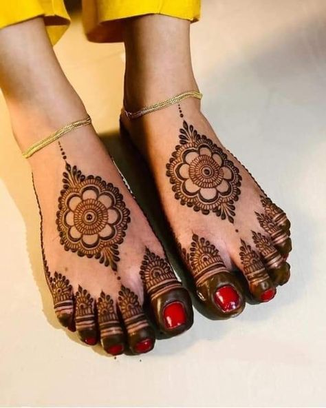 Bridal Henna Leg Designs, Mehandi Design Foot, Minimal Leg Mehendi Design Simple, Aesthetic Foot Mehndi Designs, Mehandi Feet Designs, Feet Mehndi Designs Simple Aesthetic, Mehndi Leg Design, Foot Mhendi Dessin, Mehndi Design For Legs Simple