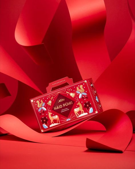 Photography and set design for chocolate brand's Christmas campaign. Christmas Campaign, Christmas Gift Packaging, Christmas Typography, Christmas Shoot, Holiday Campaign, Chocolate Brands, Christmas Ad, Box Packaging Design, Christmas Photography