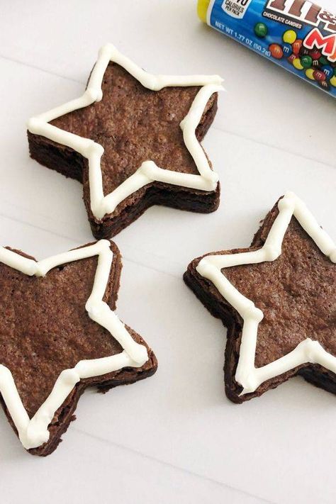 Serve up one or more of these 4th of July Star Brownies for your summer cookout bash. Easy to make, colorful and patriotic. This summer treat is a winner. #4thofJuly #patriotic #star #brownies #dessert #recipe #frosting Star Brownies, Star Shaped Desserts, Types Of Frosting, July Desserts, Mini Brownies, Summer Cookout, Christmas Baking Recipes, 4th Of July Desserts, Fourth Of July Food