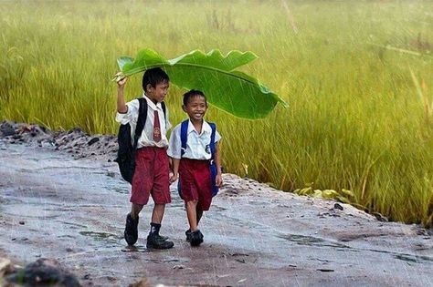 Friends or siblings, helping each other keep dry with a leaf!. Singing In The Rain, Walking In The Rain, Trik Fotografi, Dancing In The Rain, People Of The World, 인물 사진, In The Rain, Little People, Rainy Days