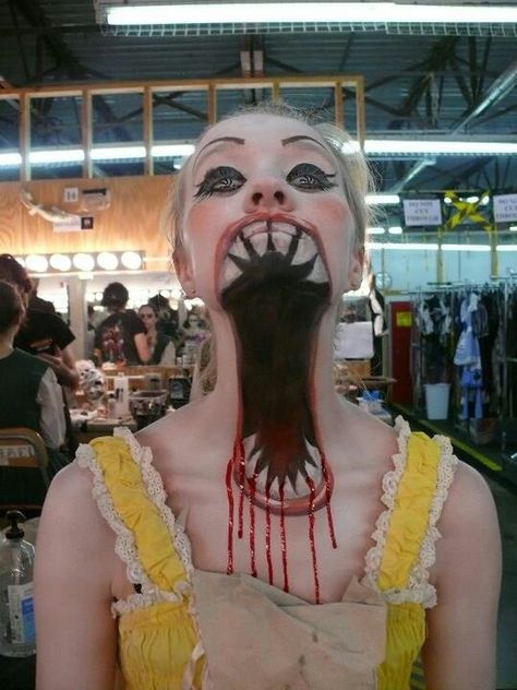 Please note,I'm not crazy I promise, but this is a great idea for theatre students during a makeup unit. Make use of your neck while doing special effects makeup! Makeup Zombie, Halloweenský Makeup, Halloween Makeup Ideas, Special Fx Makeup, Halloween Makeup Scary, Horror Makeup, Scary Makeup, Special Effects Makeup, Halloween Costumes Makeup