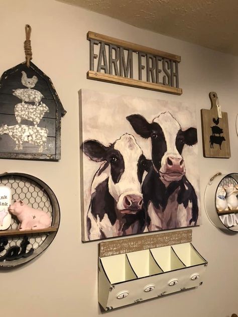 Cow Decor For Kitchen, Chicken Farmhouse Decor, Farm Animal Decor Kitchen, Large Kitchen Wall Decor Ideas, Cow Themed Kitchen, Pictures Above Couch, Kombuis Idees, Farmhouse Diys, Chicken Kitchen Decor