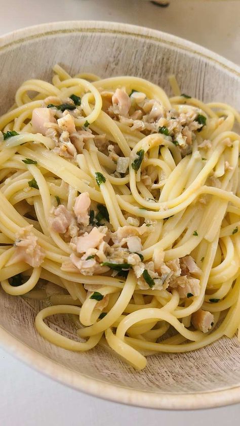 Linguine With White Clam Sauce Easy, Clam And Linguine Recipes, Linguini And Clam Sauce, Clams Linguini Recipe, Linguine With White Clam Sauce Canned, White Clam Sauce Recipe Linguine, Clam Linguine Recipe With Canned Clams, Linguini And Clams Recipe, Clams And Linguine