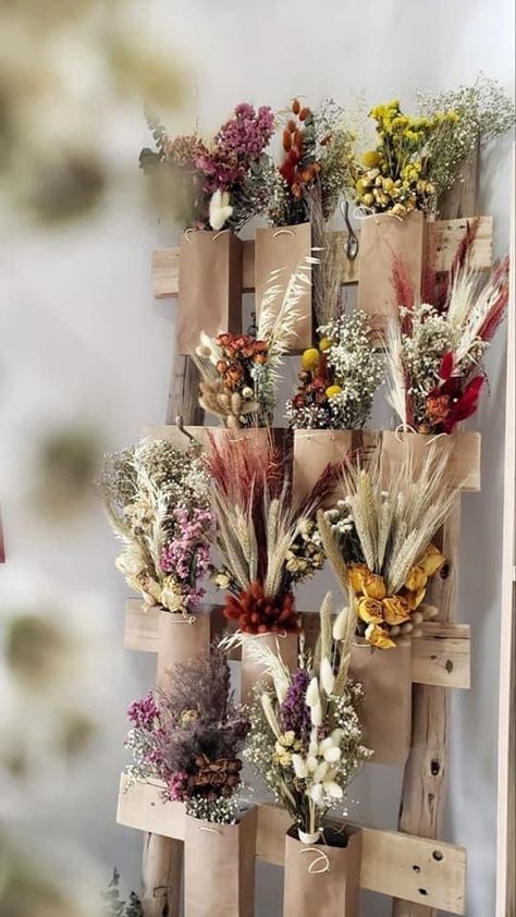 Flower Bouquet Display Stand, Interactive Flower Installation, Dry Flower Display, Storing Dried Flowers, Dried Flower Business, Flower Carts Display Ideas, Flower Store Interior, Flower Shop Interiors Design, Dried Flowers Display