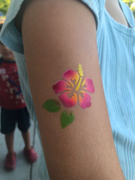 Bright Pink Hibiscus Flower Airbrush Tattoo on arm by High Jinks Fun Hawaiian Flower Face Paint, Hibiscus Flower Face Paint, Hibiscus Face Paint, Hibiscus Makeup, Makeup For Cosplay, Airbrush Crafts, Pirate Face, Face Painting Stencils, Extreme Makeup