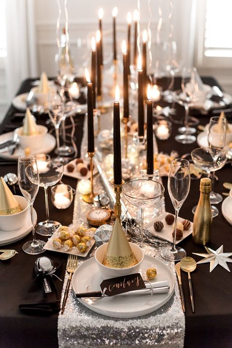 Ring in the New Year with style by hosting your own glitz and glam New Year's Eve Dinner Party. Tips and tricks to set the table for the new year! New Years Dinner Party, New Year's Eve Dinner, Nye Dinner, Dinner Party Table Settings, New Years Eve Dinner, New Years Dinner, New Year Table, Dinner Party Decorations, Tafel Decor