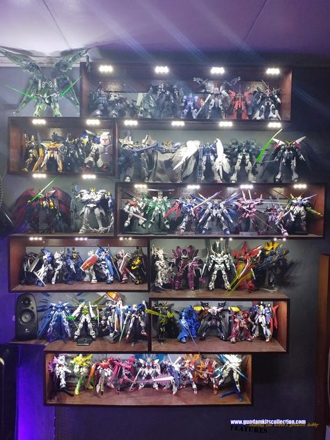 Gundam Display Cabinet Ideas, Gundam Display Cabinet, Gundam Shelf, Gundam Display Ideas, Gunpla Display, Gundam Display, Gunpla Collection, Gundam Pose, Toy Collection Display