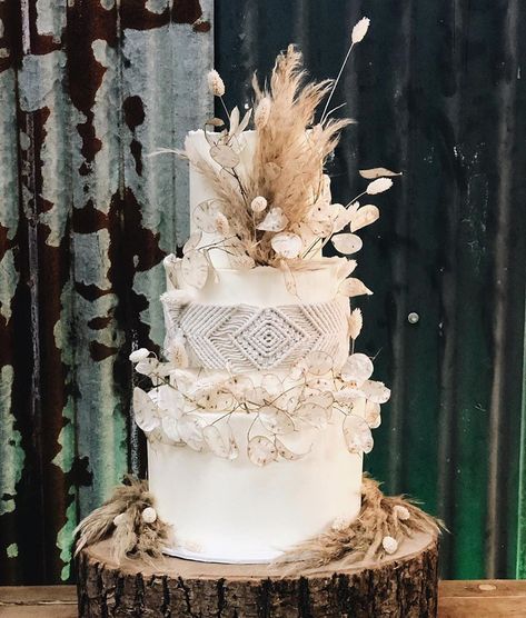 Green Wedding Shoes | Jen on Instagram: “It’s the boho cake of dreams!! 😍😍 Whose else loves this dreamy cake?? 🙋🏻‍♀️🙋🏻‍♀️ cake by @vicsveganbakes with gorgeous macrame piece by…” Boho Chic Wedding Cake, Western Wedding Cakes, Bohemian Wedding Cake, Wedding Cake Table Decorations, Wedding Cake Display, Mumu Wedding, Boho Wedding Cake, Boho Cake, Boho Desert