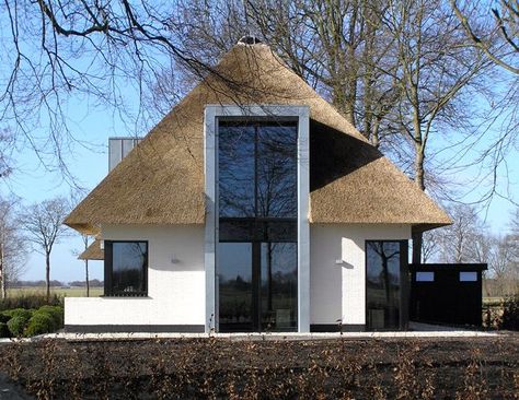 Round House Plans, Thatched House, Thatched Roof, Mansions Homes, Round House, Architectural Inspiration, Residential Architecture, Cottage Homes, Model Pictures