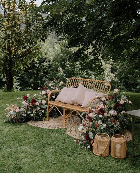 Wedding Backdrop With Couch, Outdoor Photobooth Ideas, Photo Corner Wedding, Wedding Sitting Area, Simple Photo Backdrop, Outdoor Photobooth, Wedding Bench, Wedding Sofa, Bridal Chair