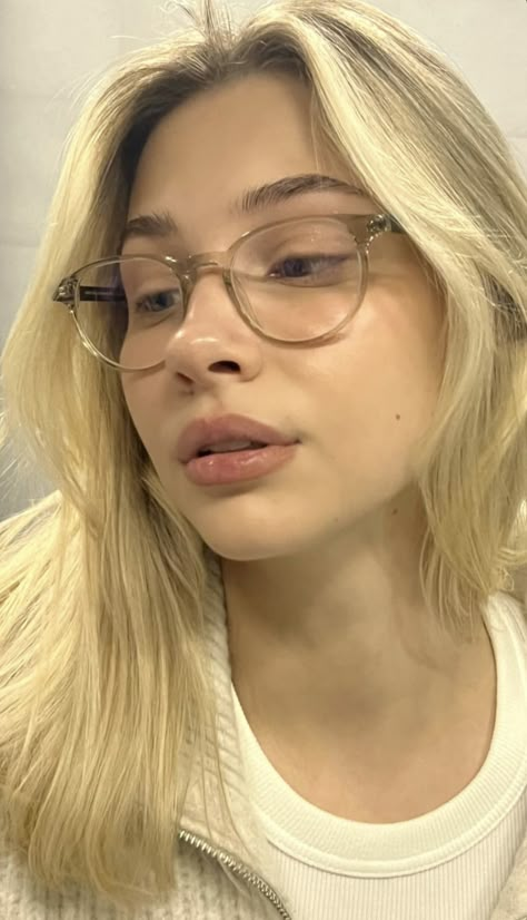 Slightly Angled Glasses, Glasses For Blondes, Blondes With Glasses, Glasses 2024 Trend Women, Glasses Women Aesthetic, Types Of Glasses Frames, Abg Style Makeup, White Frame Glasses, Cute Glasses For Women