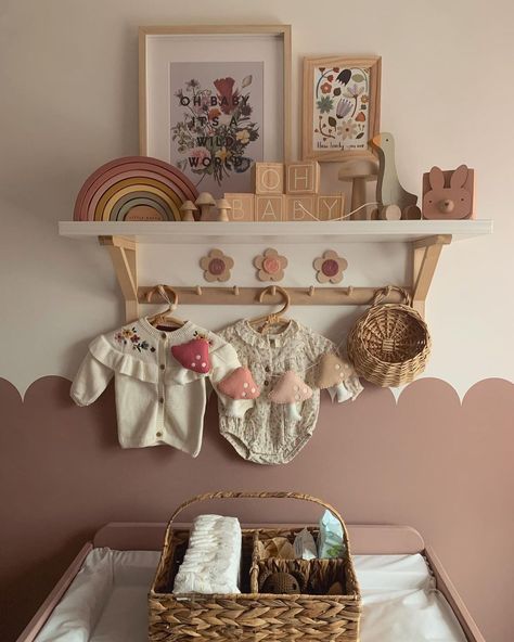 Boho Baby Room Girl, Girls Bedroom Vintage, Vintage Baby Girl Nursery, Baby Shelves, Boho Baby Girl Nursery, Baby Room Shelves, Boho Nursery Girl, Nursery Shelf Decor, Me Waiting