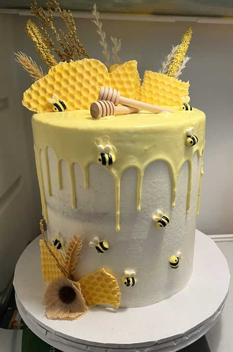 Honey Bee Cake Ideas, 1st Bee Day Party Ideas, Bee Day Party Ideas, Bee Theme Cake, Honey Bee Cake, Baby Gender Reveal Cake, Bee Hive Cake, Baby Shower Bumble Bee Theme, Boy Or Girl Cake