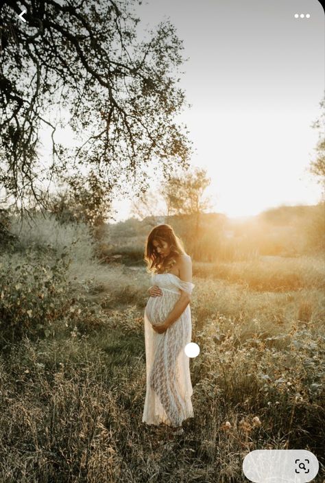 Maternity Photography Wildflowers, Golden Hour Maternity Photos, Maternity Photography Golden Hour, Woodsy Maternity Photos, Fun Pregnancy Photos, Belly Photoshoot, Fun Maternity Shoot, Golden Hour Maternity Shoot, Photography Lighting Tips