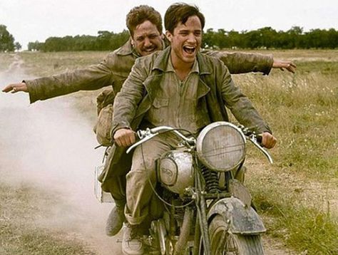 The high adventure road trip that transformed a young medical student into the iconic revolutionist Che Guevara. Download to watch: http://farbound.net/the-motorcycle-diaries/ Road Trip Film, Road Trip Movie, Motorcycle Diaries, Patricia Highsmith, Diary Movie, Ernesto Che Guevara, Steven Seagal, Marianne Faithfull, Travel Movies