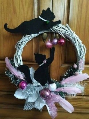 Earthy Modern Living Room, Boho Chic Farmhouse, Handmade Halloween Decorations, Cat Wreath, Earthy Modern, Kat Diy, Pet Wreath, Easy Christmas Wreaths, Handmade Christmas Crafts