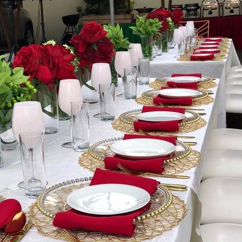 Red Gold Wedding Decorations, Christmas Dinner Table Decorations, Red Table Settings, Dinner Table Decorations, Event Decor Ideas, Party Decorations Table, Red Gold Wedding, Gold Table Setting, Black Red Wedding