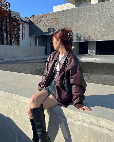 Plum Jacket Outfit, Outfit For Museum Date, Museum Outfits Aesthetic, Cafe Date Outfit, Museum Date Outfit, Puffy Jacket Women, Boots Art, Japan Outfits, Museum Outfit